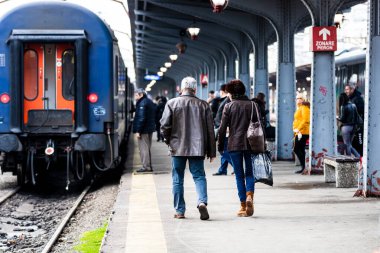 Bükreş, Romanya 'daki Bükreş (Gara de Nord Bükreş) tren istasyonunda ya da hareket halindeki tren platformunda 2022