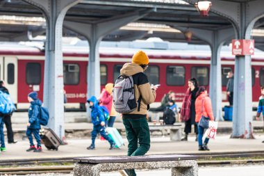 Bükreş 'teki Bükreş Kuzey Tren İstasyonu' nun (Gara de Nord Bükreş) tren peronunda tren bekleyen gezginler ve banliyö sakinleri, 2022