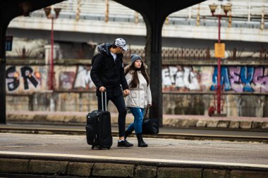 Bükreş 'teki Bükreş Kuzey Tren İstasyonu' nun (Gara de Nord Bükreş) tren peronunda tren bekleyen gezginler ve banliyö sakinleri, 2022