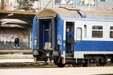 Bükreş, Romanya 'daki Bükreş (Gara de Nord Bükreş) tren istasyonunda ya da hareket halindeki tren platformunda 2022