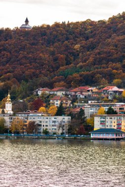 Tuna nehri ve Orsova şehir bitki örtüsü ve binaları, deniz manzarası. Orsova, Romanya, 2021