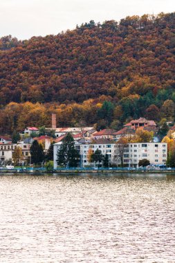 Tuna nehri ve Orsova şehir bitki örtüsü ve binaları, deniz manzarası. Orsova, Romanya, 2021