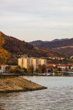 Tuna nehri ve Orsova şehir bitki örtüsü ve binaları, deniz manzarası. Orsova, Romanya, 2021