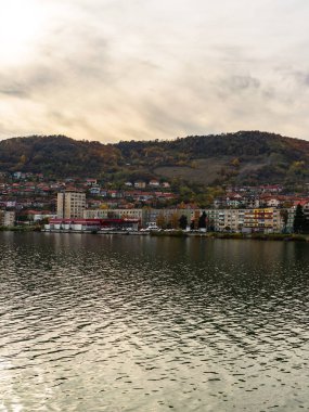 Tuna nehri ve Orsova şehri, deniz manzarası. Orsova, Romanya, 2020