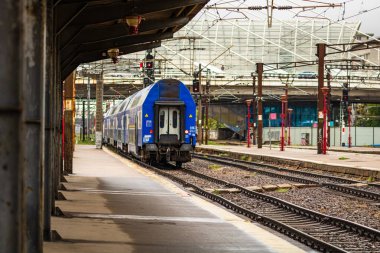 Bükreş, Romanya 'daki Bükreş (Gara de Nord Bükreş) tren istasyonunda ya da hareket halindeki tren platformunda 2022