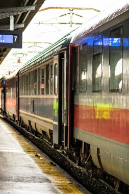 Bükreş, Romanya 'daki Bükreş (Gara de Nord Bükreş) tren istasyonunda ya da hareket halindeki tren platformunda 2022