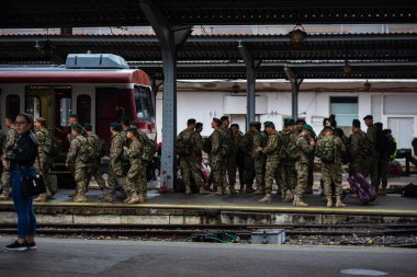 Romanya 'nın Bükreş tren istasyonunda 2022' de tren bekleyen Romen askeri.