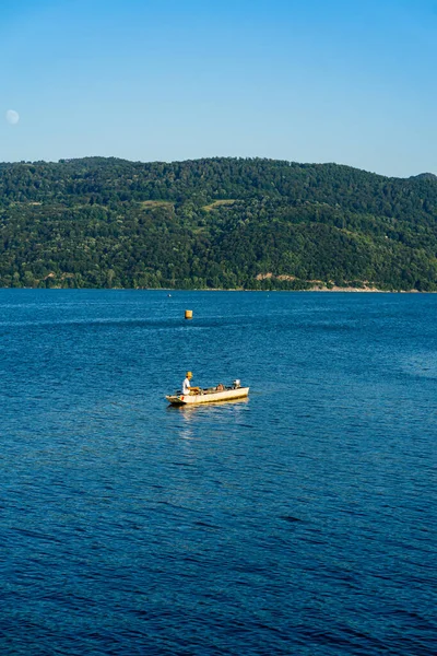 Hombre Barco Relajante Pesca Río Danubio Día Soleado Orsova Rumania — Foto de Stock