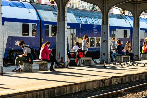 Travelers Commuters Waiting Train Train Platform Bucharest North Railway Station — Stock Photo, Image