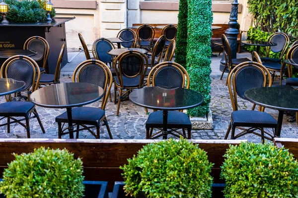 Großaufnahme Eines Leeren Tisches Mit Leeren Stühlen Einem Örtlichen Restaurant — Stockfoto