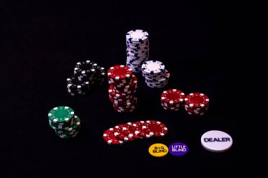 Siyah arkaplanda poker çipleri yığını