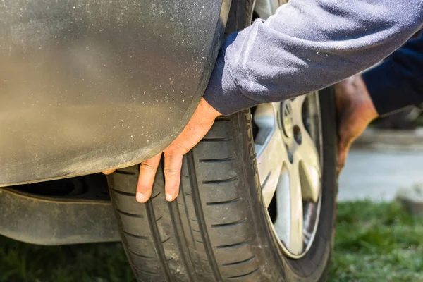 Auto Meccanico Avvitando Svitando Ruota Auto Con Chiave Inglese Garage — Foto Stock