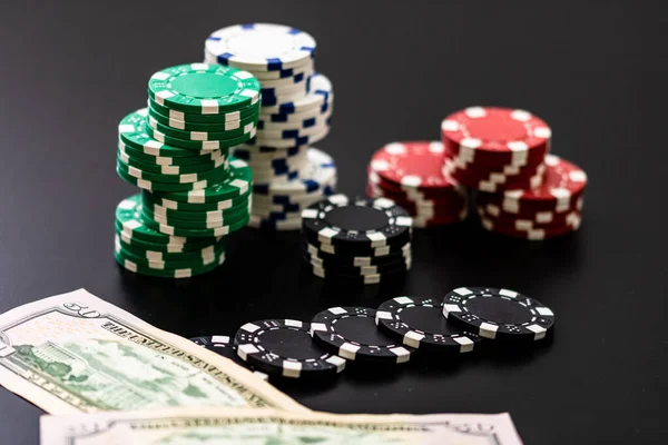 Paralı ve kartlı poker fişleri yığını