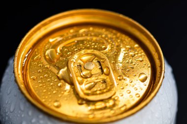 Yoğunlaştırılmış su damlacıklarıyla izole edilmiş bira kutusunun tepesi..