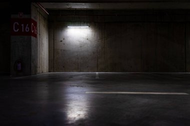 Boş otopark, loş ışık, yeraltı otoparkı..