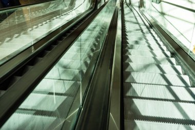 Bükreş, Romanya 'da Travelator, alışveriş merkezinde yürüyüş yolu, 2021