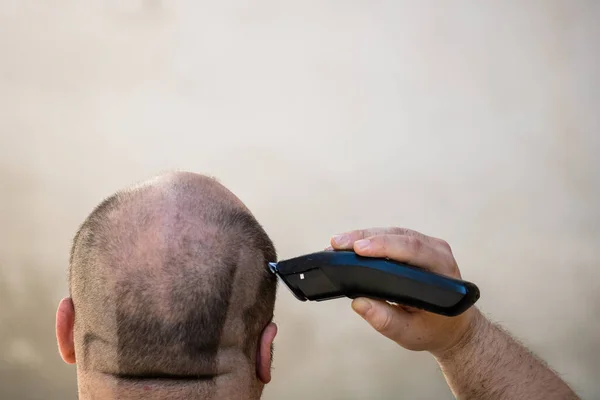 Man Rakning Eller Trimning Håret Med Hjälp Hårklippare Eller Elektrisk — Stockfoto