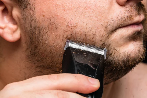Man Shaving Trimming His Beard Using Hair Clipper — Stock Photo, Image