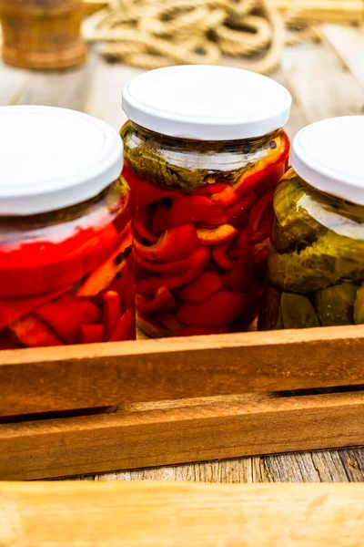 酢漬けの赤ピーマンとガラス瓶 保存食の概念 缶詰野菜 — ストック写真
