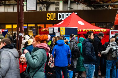 Bükreş, Romanya, 2022. Bükreş Tren İstasyonu 'ndaki (Gara de Nord) savaş mültecileri. Mülteciler Avrupa ülkelerine giderken sürekli olarak Romanya 'ya geliyorlar