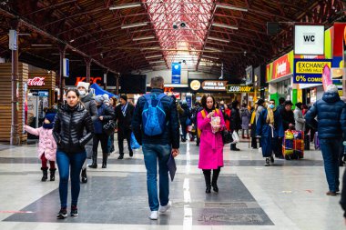 Bükreş, Romanya 'nın başkenti Bükreş' teki (Gara de Nord Bükreş) Kuzey Tren İstasyonu 'ndaki (Gara de Nord Bükreş) insanların odak noktası dışında çekilmiş fotoğrafı.