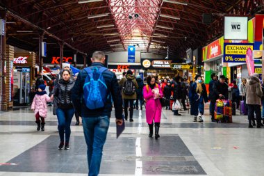 Bükreş, Romanya 'nın başkenti Bükreş' teki (Gara de Nord Bükreş) Kuzey Tren İstasyonu 'ndaki (Gara de Nord Bükreş) insanların odak noktası dışında çekilmiş fotoğrafı.
