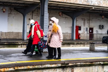 Bükreş, Romanya, 2022. Bükreş Tren İstasyonu 'ndaki (Gara de Nord) savaş mültecileri. Mülteciler Avrupa ülkelerine giderken sürekli olarak Romanya 'ya geliyorlar