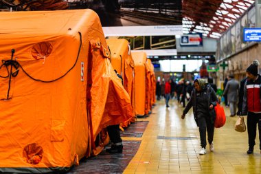 Bükreş 'teki Bükreş Kuzey Tren İstasyonu' ndaki (Gara de Nord Bükreş) Ukrayna mülteci çadırı, Romanya, 2022
