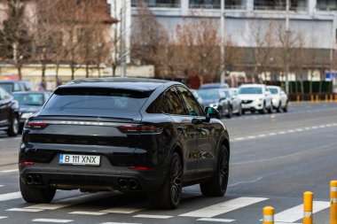 Romanya 'nın Bükreş kentinde 2022 yılında Porsche lüks otomobil trafiği