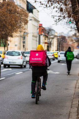 Romanya 'nın Bükreş kentinde bisikletli bir Food Panda kuryesi, 2022