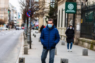 2022 Bükreş, Romanya 'da sokakta maske takanlar