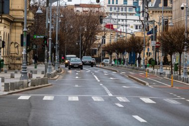 Şehrin şehir merkezinde trafik sıkışıklığında araba trafiği. Romanya 'nın Bükreş kentinde araba kirliliği ve trafik sıkışıklığı, 2022