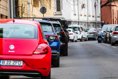 Şehrin şehir merkezinde trafik sıkışıklığında araba trafiği. Romanya 'nın Bükreş kentinde araba kirliliği ve trafik sıkışıklığı, 2022