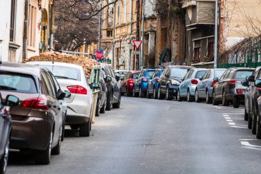 Şehrin şehir merkezinde trafik sıkışıklığında araba trafiği. Romanya 'nın Bükreş kentinde araba kirliliği ve trafik sıkışıklığı, 2022