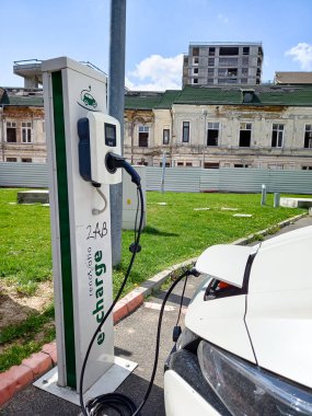Romanya 'nın Bükreş kentinde elektrikli otomobil şarj noktası ve elektrik şarj istasyonu, 2021