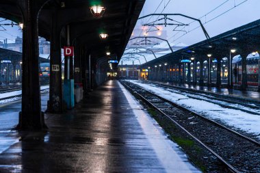 Romanya 'nın Bükreş kentinde soğuk ve karlı bir günde Kuzey Demiryolu İstasyonu (Gara de Nord), 2021