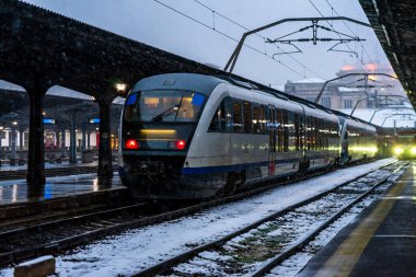 Kış treni manzarası. Bükreş, Romanya 'daki Kuzey Demiryolu İstasyonu (Gara de Nord Bucuresti) platformunda tren 2021