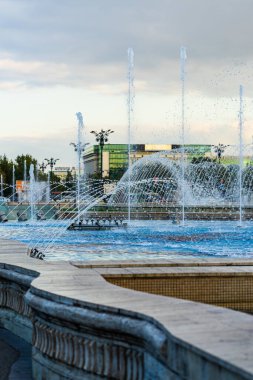 Bükreş şehir merkezindeki Unirii Meydanı 'ndaki çeşme. Bükreş, Romanya 'daki Unirii Bulvarı, 2021