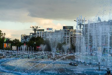 Bükreş şehir merkezindeki Unirii Meydanı 'ndaki çeşme. Bükreş, Romanya 'daki Unirii Bulvarı, 2021