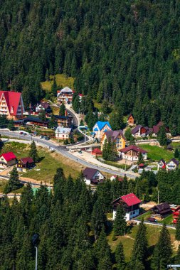 Romanya 'nın Bihor kentindeki bir dağ beldesinin yukarıdan görüntüsü, 2021