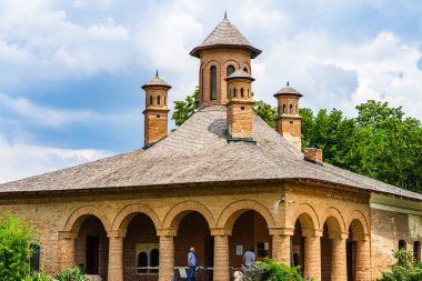 Romanya 'nın Bükreş kenti yakınlarındaki Mogosoaia Sarayı' nı ziyaret eden insanlar