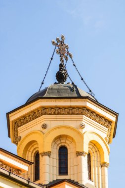 Katedralin mimari detayları. Romanya 'nın Alba Iulia kentindeki kilise manzarası, 2021.