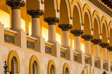 Zarif cephe binasının mimari detaylarını kapat.