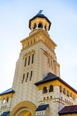 Katedralin mimari detayları. Romanya 'nın Alba Iulia kentindeki kilise manzarası, 2021.