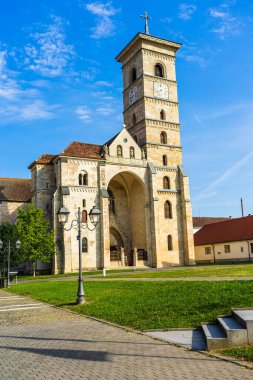 Romanya 'nın Alba Iulia kentindeki güneşli bir günde katolik katedralin manzarası, 2021