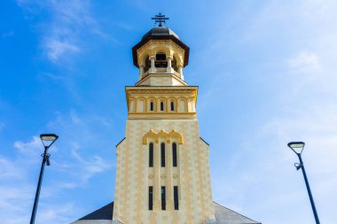 Katedralin mimari detayları. Romanya 'nın Alba Iulia kentindeki kilise manzarası, 2021.