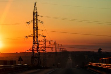 Elektrik direği, günbatımında elektrik kulesi.