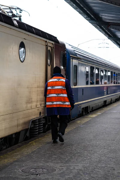 Tågpersonal Som Utför Kontroller Plattformen Vid Bukarests Norra Järnvägsstation Bukarest — Stockfoto