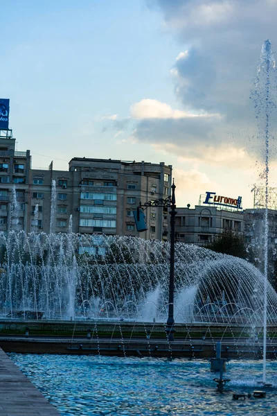 布加勒斯特市中心Unirii广场的喷泉 2021年罗马尼亚布加勒斯特的Unirii大道 — 图库照片