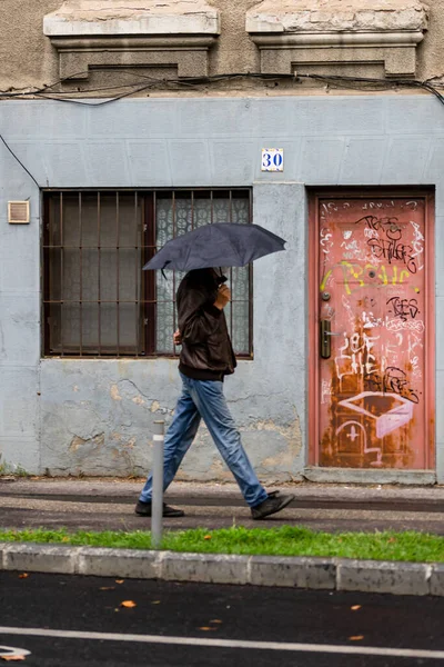 Personas Con Paraguas Calle Día Lluvioso Bucarest Rumania 2021 —  Fotos de Stock